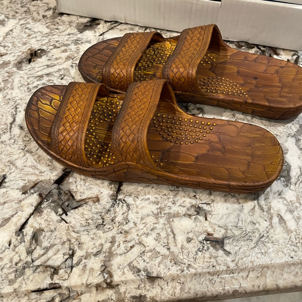Brown Leather Thong Sandals with Woven Patterns